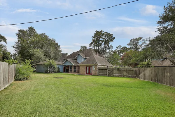 a view of a house with backyard of house