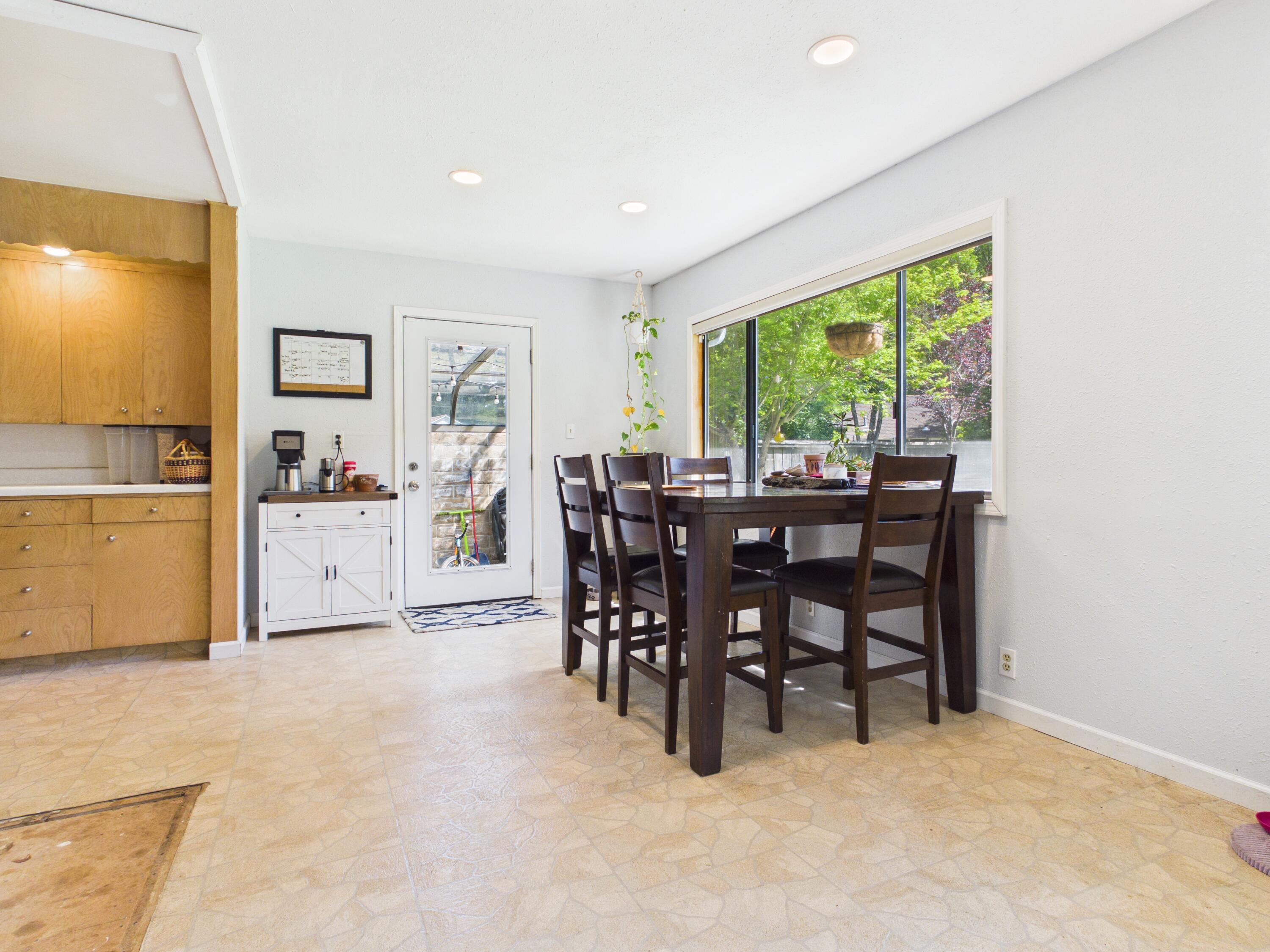 56 River Road Miranda, CA 95553 - Photo 8 of 35
