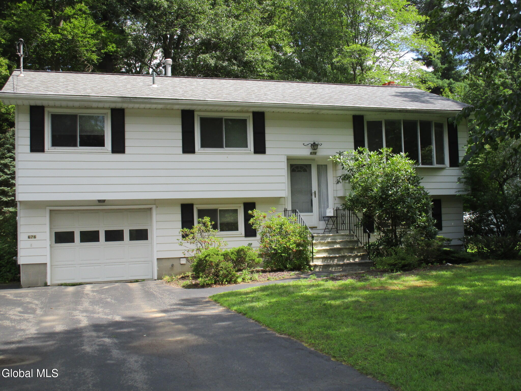 676 Pearse Road Niskayuna, NY 12309 - Photo 1 of 67 IMG_7771