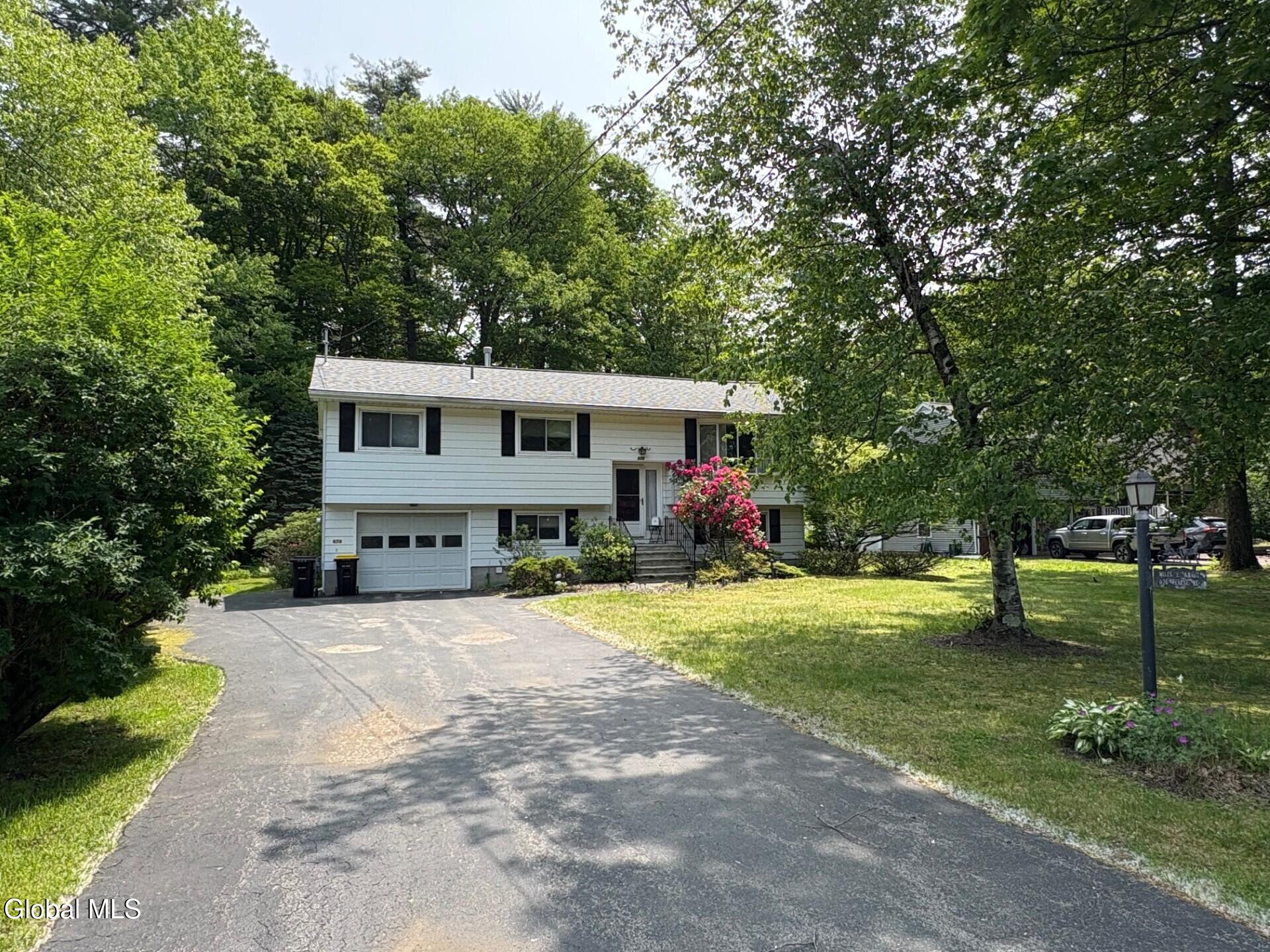 676 Pearse Road Niskayuna, NY 12309 - Photo 3 of 67 thumbnail_image2