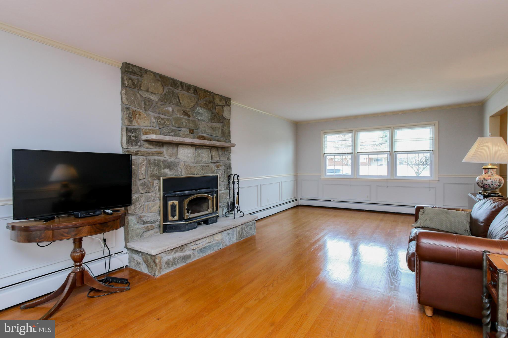 22720 Ridge Road Clarksburg, MD 20871 - Photo 4 of 30 Living Room