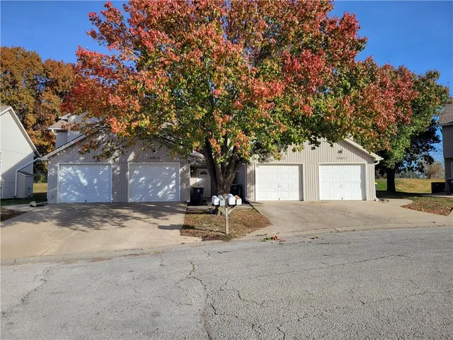 $850,000 | 10611-10617 North Locust Court, Kansas City, MO 64155