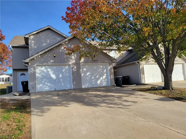 $850,000 | 10611-10617 North Locust Court, Kansas City, MO 64155