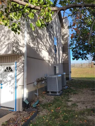 $850,000 | 10611-10617 North Locust Court, Kansas City, MO 64155