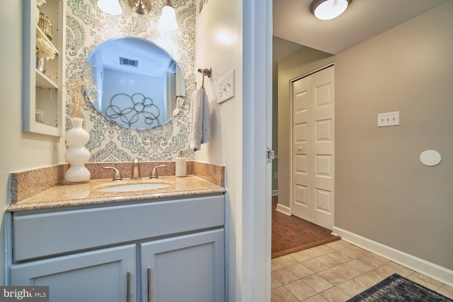 1/2 bath in Foyer area