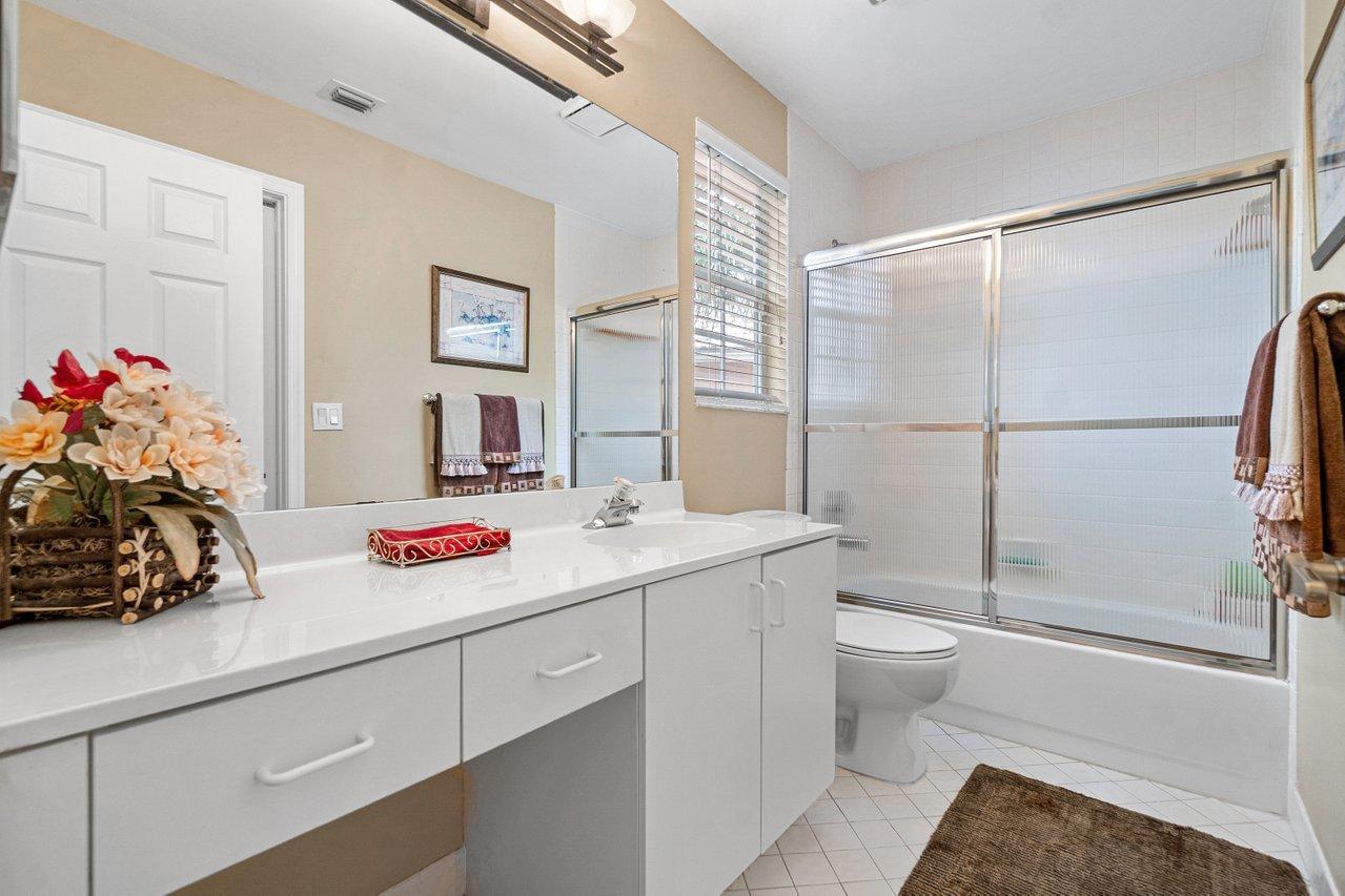 7255 Panache Way Boca Raton, FL 33433 - Photo 23 of 39 023- Jack & Jill Bathroom