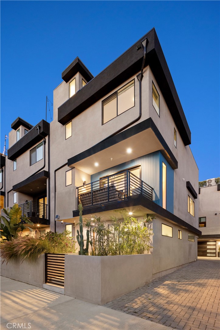 922 North Ridgewood Place Los Angeles, CA 90038 - Photo 1 of 1 a view of a building with a street