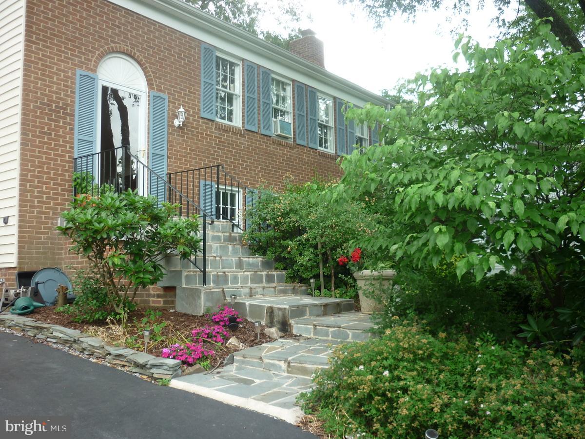 6319 Rockwell Road Burke, VA 22015 - Photo 3 of 30 Exterior (Front)