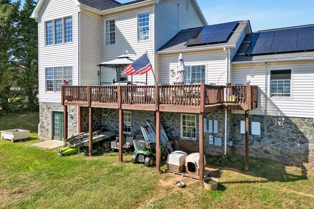 a view of a yard in front of house