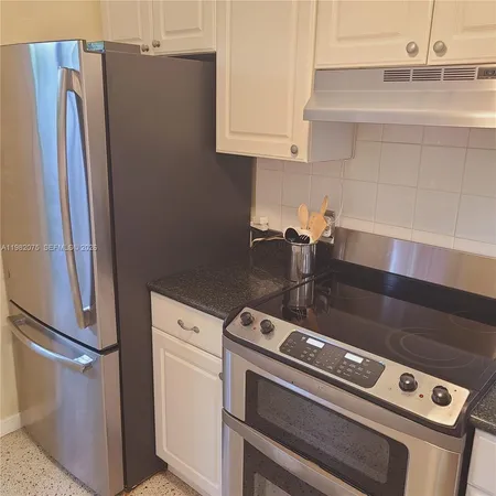 $2,400 | 1601 Northeast 17th Terrace, Unit 2, Fort Lauderdale, FL 33305
