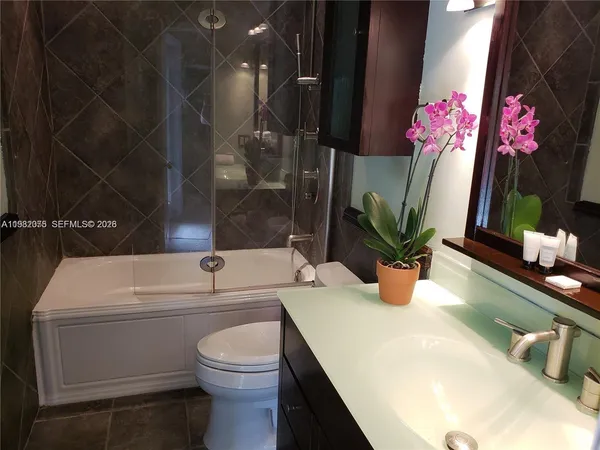 $2,400 | 1601 Northeast 17th Terrace, Unit 2, Fort Lauderdale, FL 33305