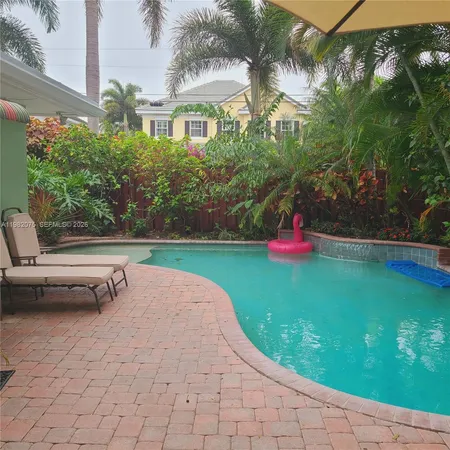 $2,400 | 1601 Northeast 17th Terrace, Unit 2, Fort Lauderdale, FL 33305