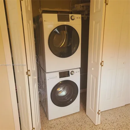 $2,400 | 1601 Northeast 17th Terrace, Unit 2, Fort Lauderdale, FL 33305