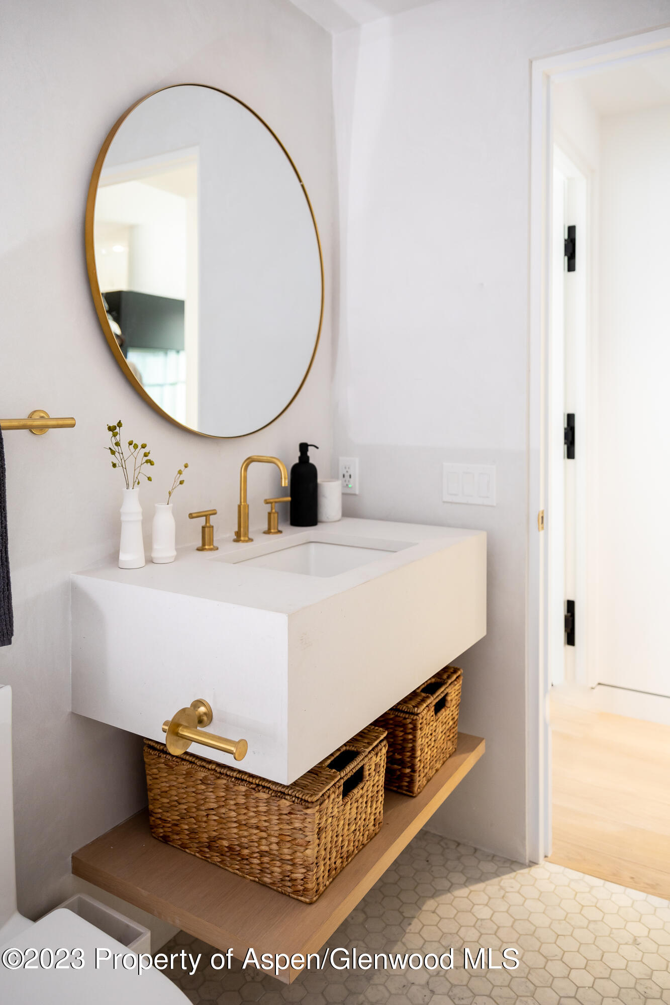 125 West Main Street Aspen, CO 81611 - Photo 37 of 52 a room with a table and a mirror