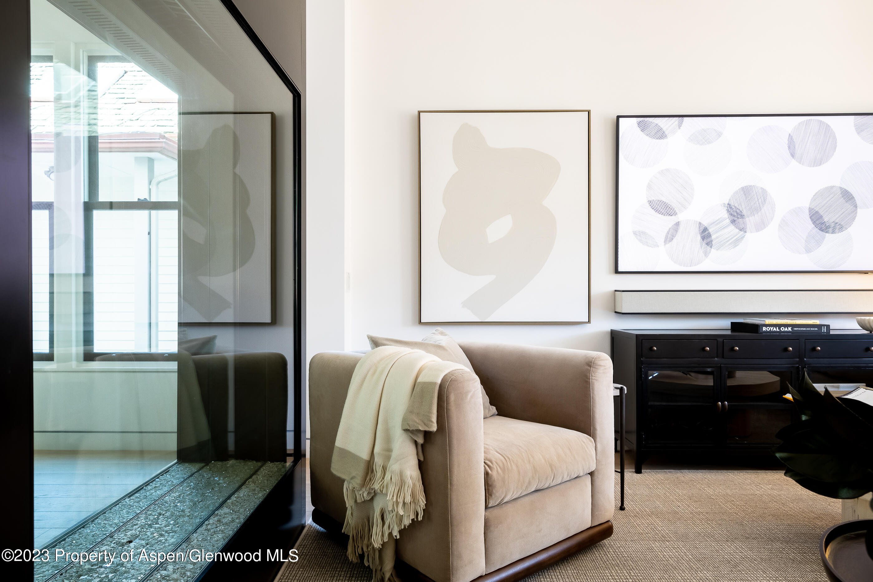 125 West Main Street Aspen, CO 81611 - Photo 4 of 52 a bedroom with a bed and a painting on the wall