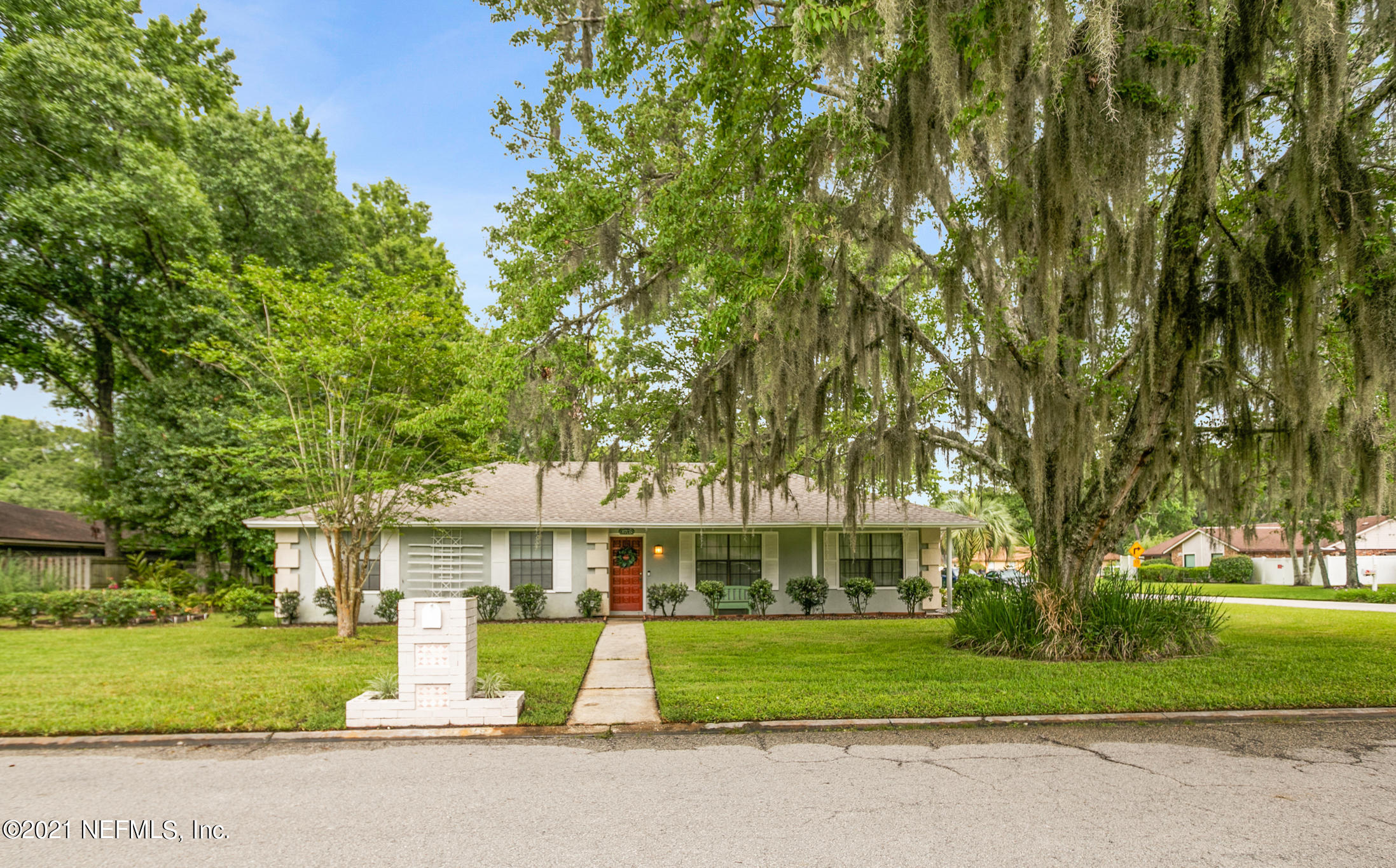 11705 Edinburgh Way Jacksonville, FL 32223 - Photo 2 of 33 a front view of a house with a garden