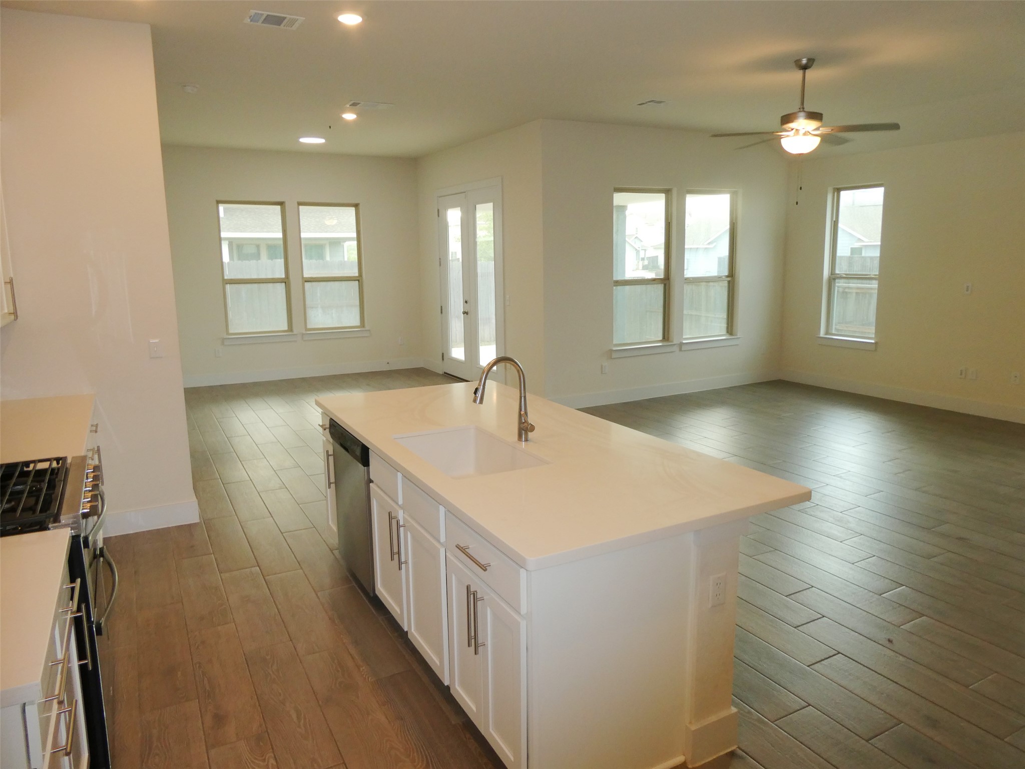 8201 Greyhawk Cove Austin, TX 78744 - Photo 7 of 27
