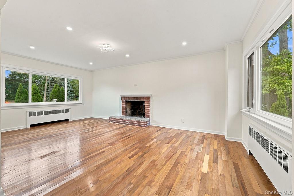 84 Middle Neck Road Roslyn, NY 11576 - Photo 4 of 28 Gallery Image 4