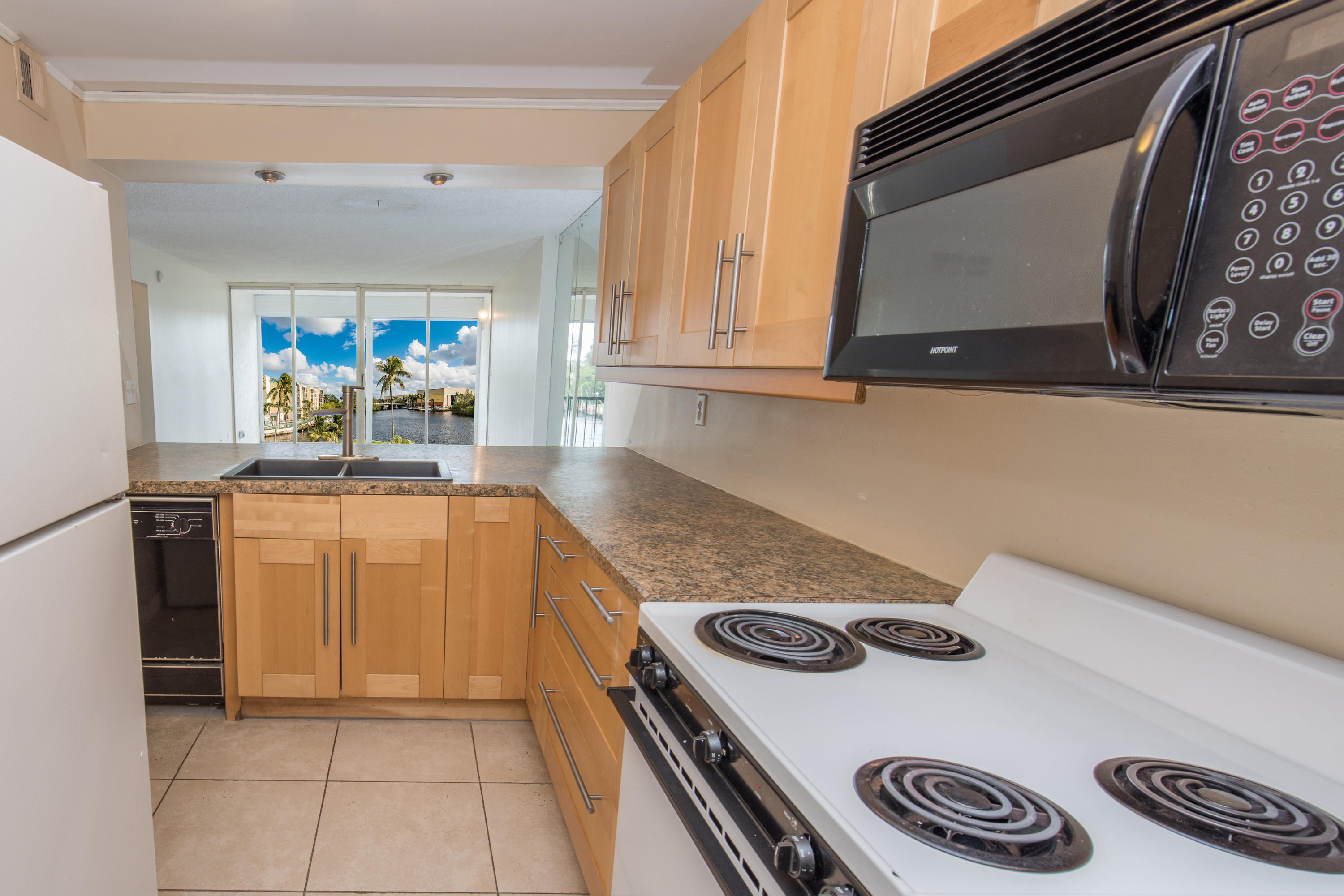 7 Royal Palm Way, Unit 3070 Boca Raton, FL 33432 - Photo 4 of 18 KitchenView