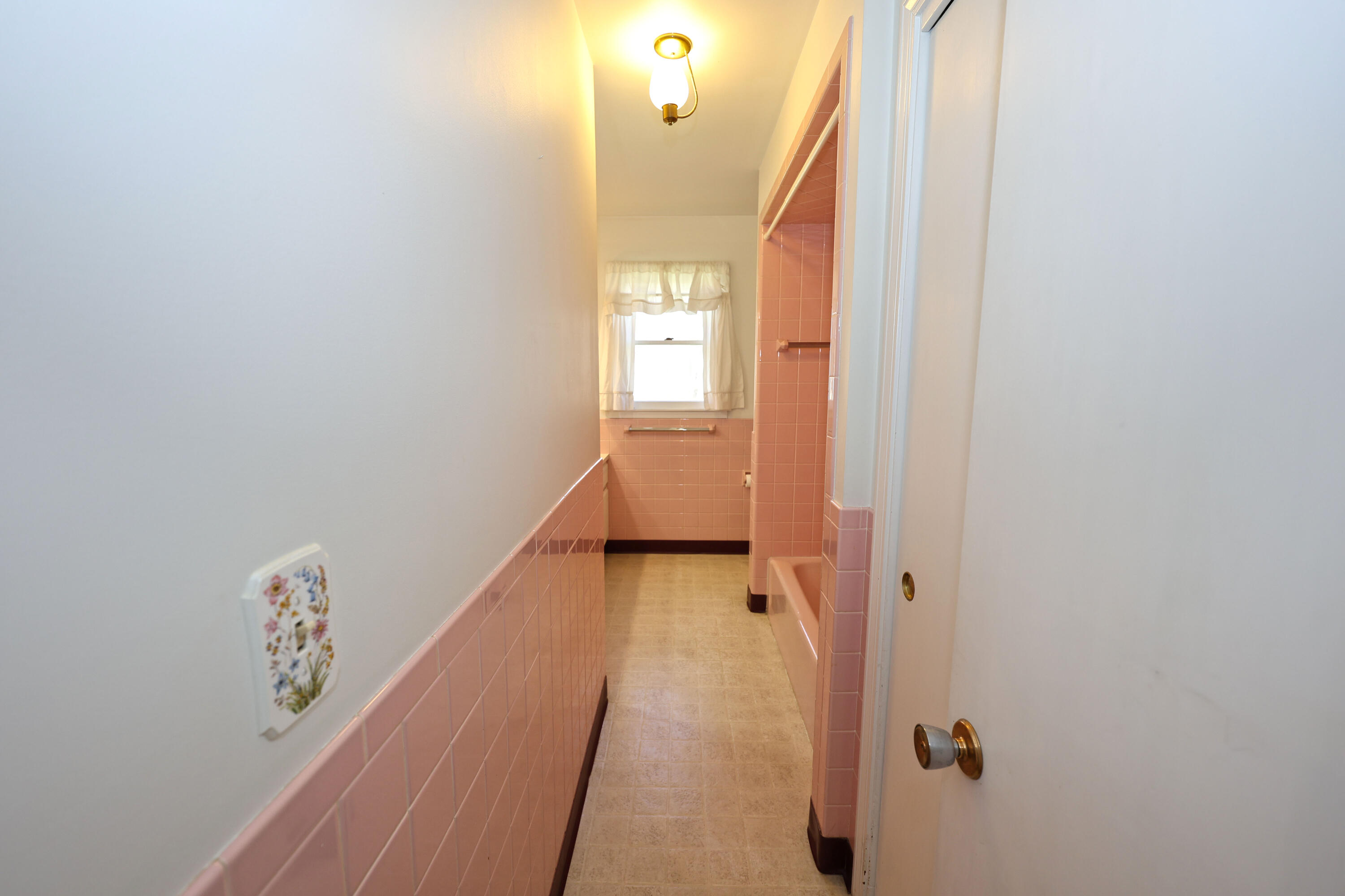 2504 Riverside Road Benton Harbor, MI 49022 - Photo 21 of 53 Upper Level Full Bath.