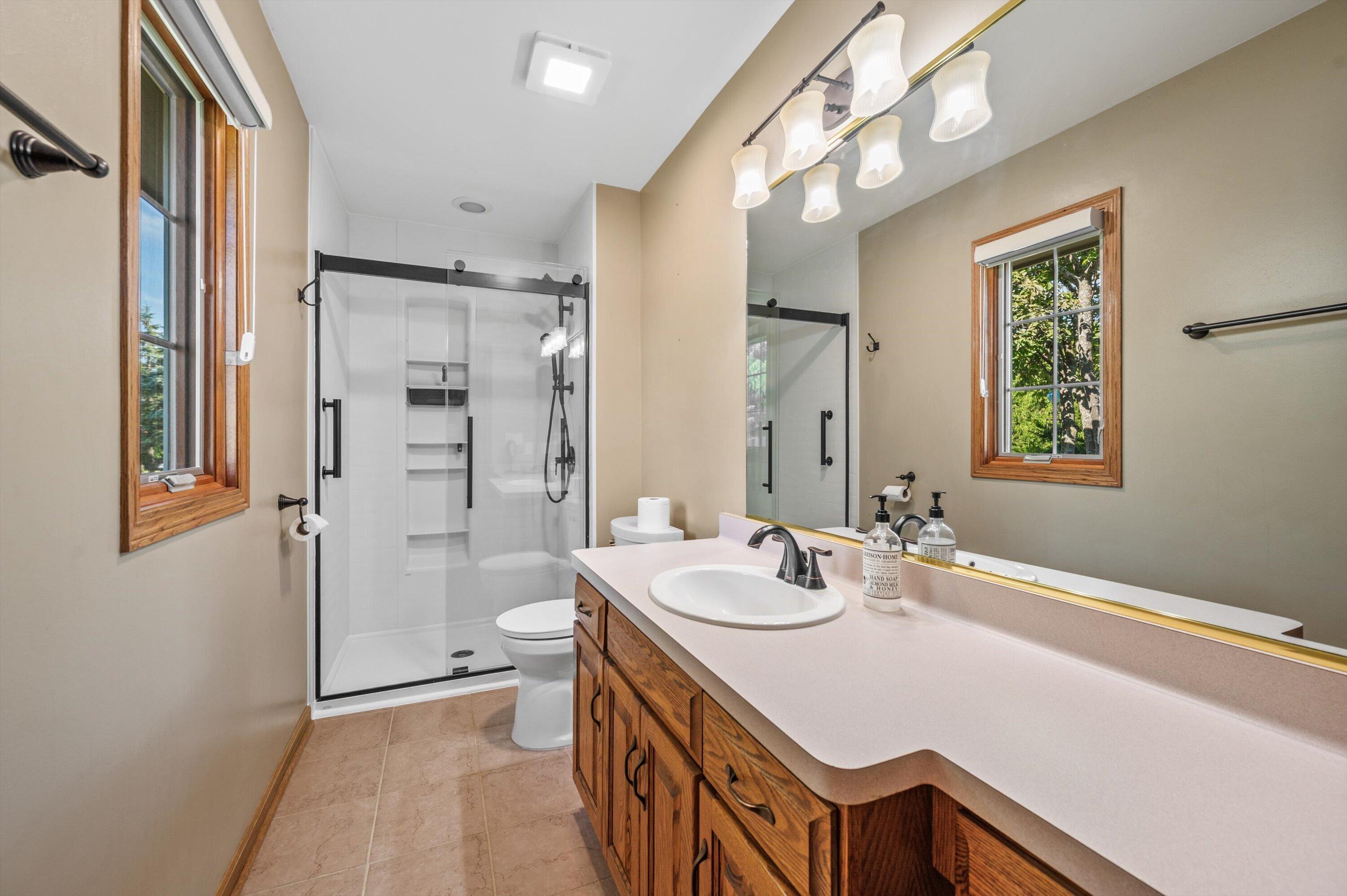 2803 Ridgeline Circle Waukesha, WI 53188 - Photo 16 of 38 Primary Bathroom