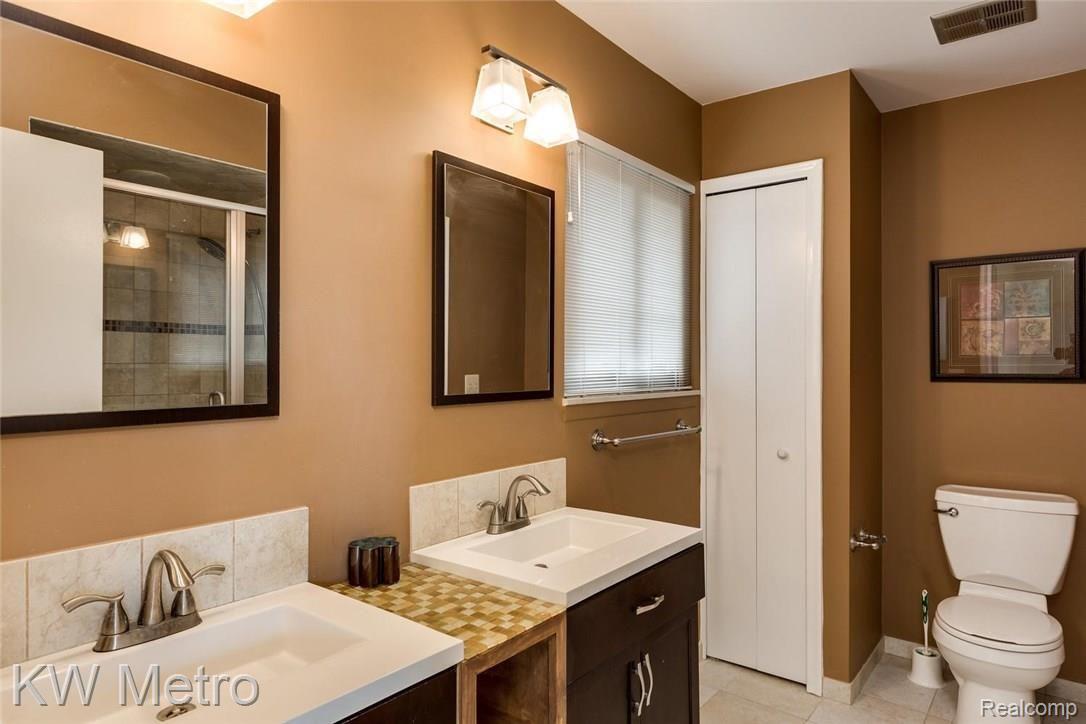 990 Golfview Court, Unit 5 Rochester, MI 48307 - Photo 15 of 25 990 Golfview Court 5 Rochester-large-015-11-Bathroom-1500x1000-72dpi.jpg