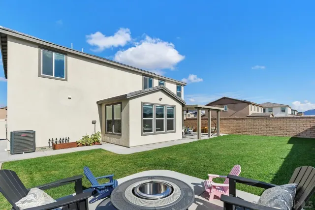 a view of a house with a backyard