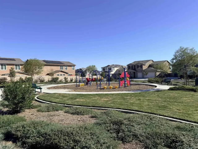 a view of a water fountain in front of a houses