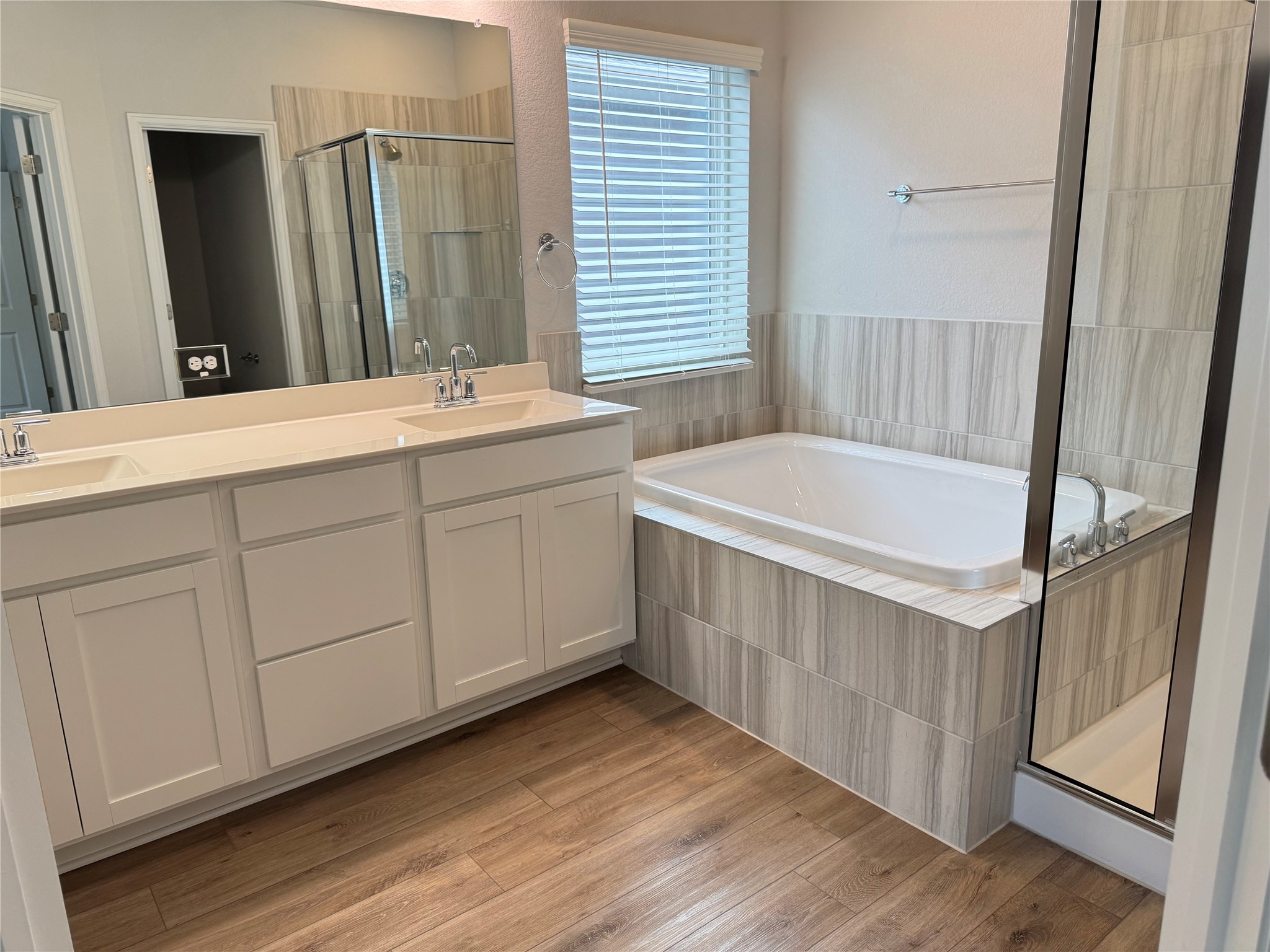 3000 Chisholm Trail Road, Unit 103 Round Rock, TX 78681 - Photo 20 of 32 a bathroom with a double vanity sink a mirror and a bathtub