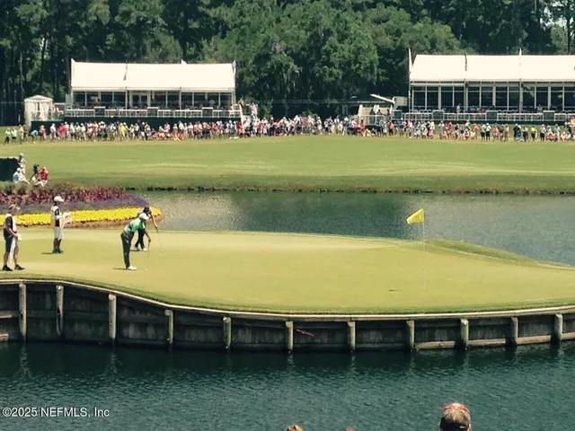 a view of a livingroom with a workspace