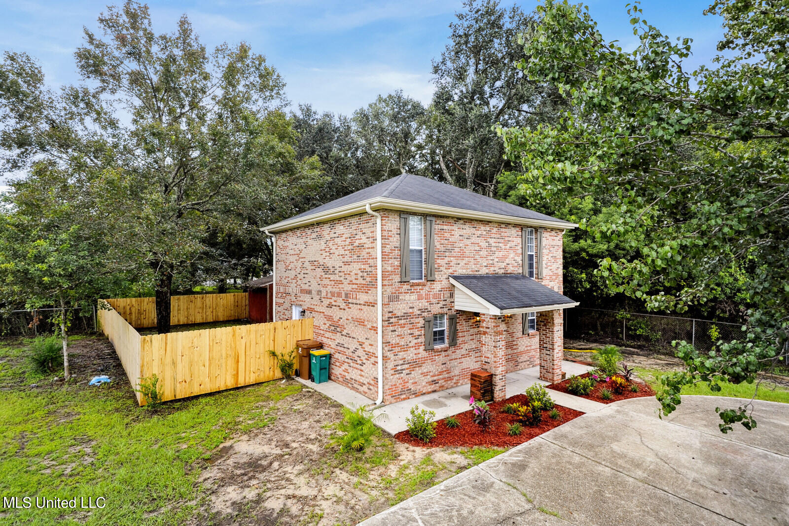 18199 Robinson Road Gulfport, MS 39503 - Photo 3 of 18 003_1600x1067_mls_1600x1067