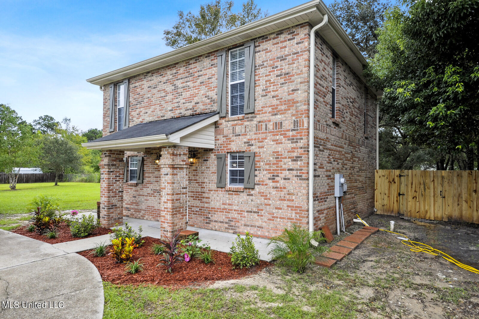 18199 Robinson Road Gulfport, MS 39503 - Photo 4 of 18 004_1600x1067_mls_1600x1067