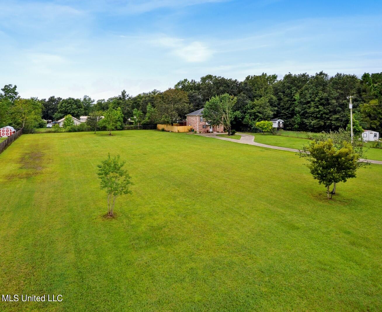 18199 Robinson Road Gulfport, MS 39503 - Photo 5 of 18 005_1600x1067_mls_1600x1067