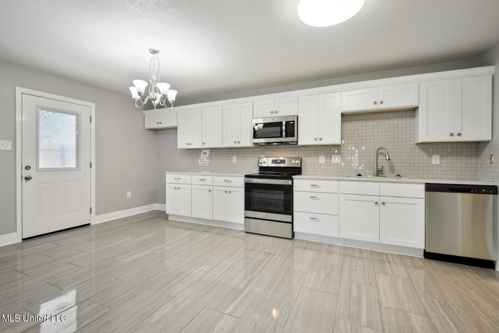 18199 Robinson Road Gulfport, MS 39503 - Photo 8 of 18 008_1600x1067_mls_1600x1067