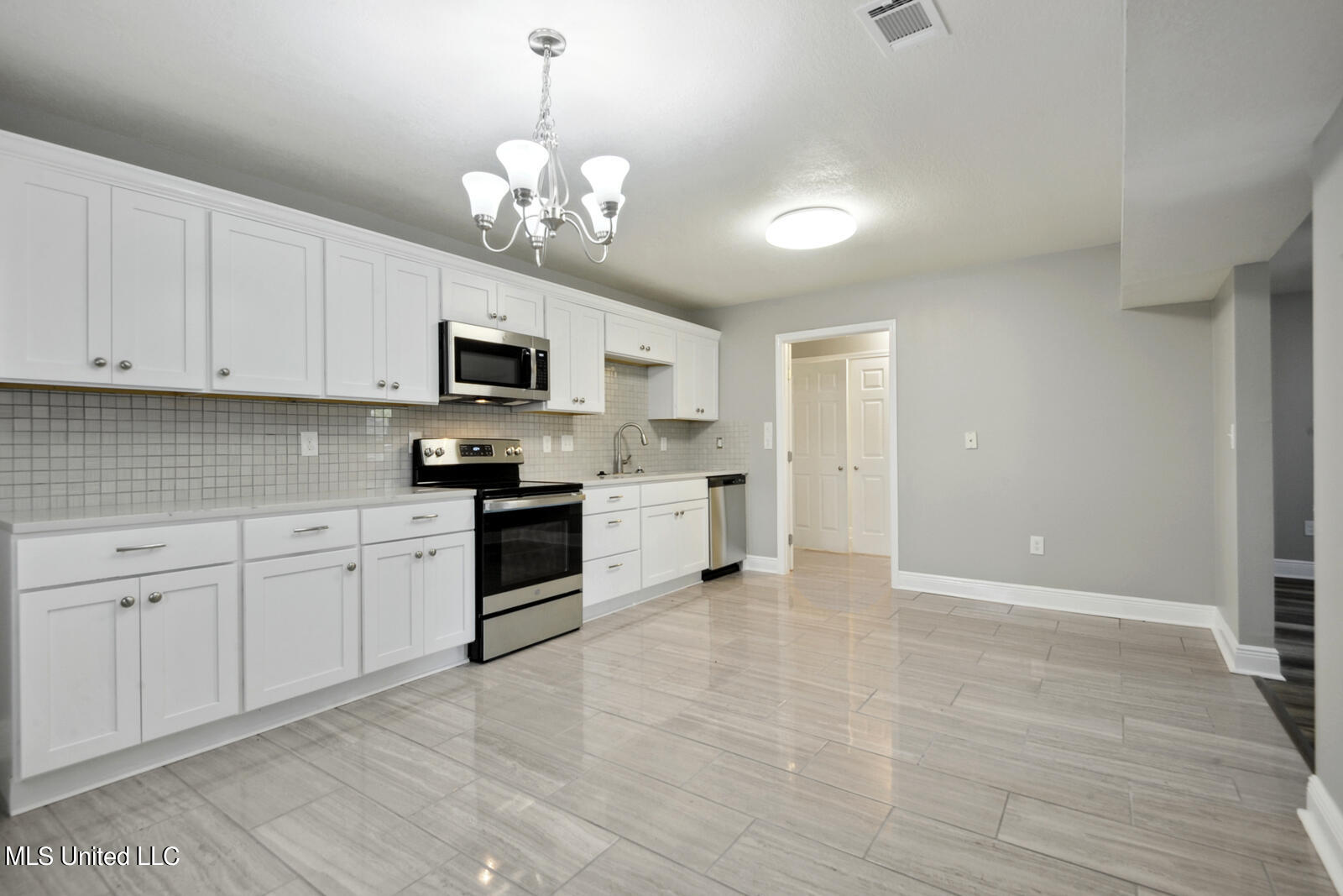 18199 Robinson Road Gulfport, MS 39503 - Photo 9 of 18 009_1600x1067_mls_1600x1067