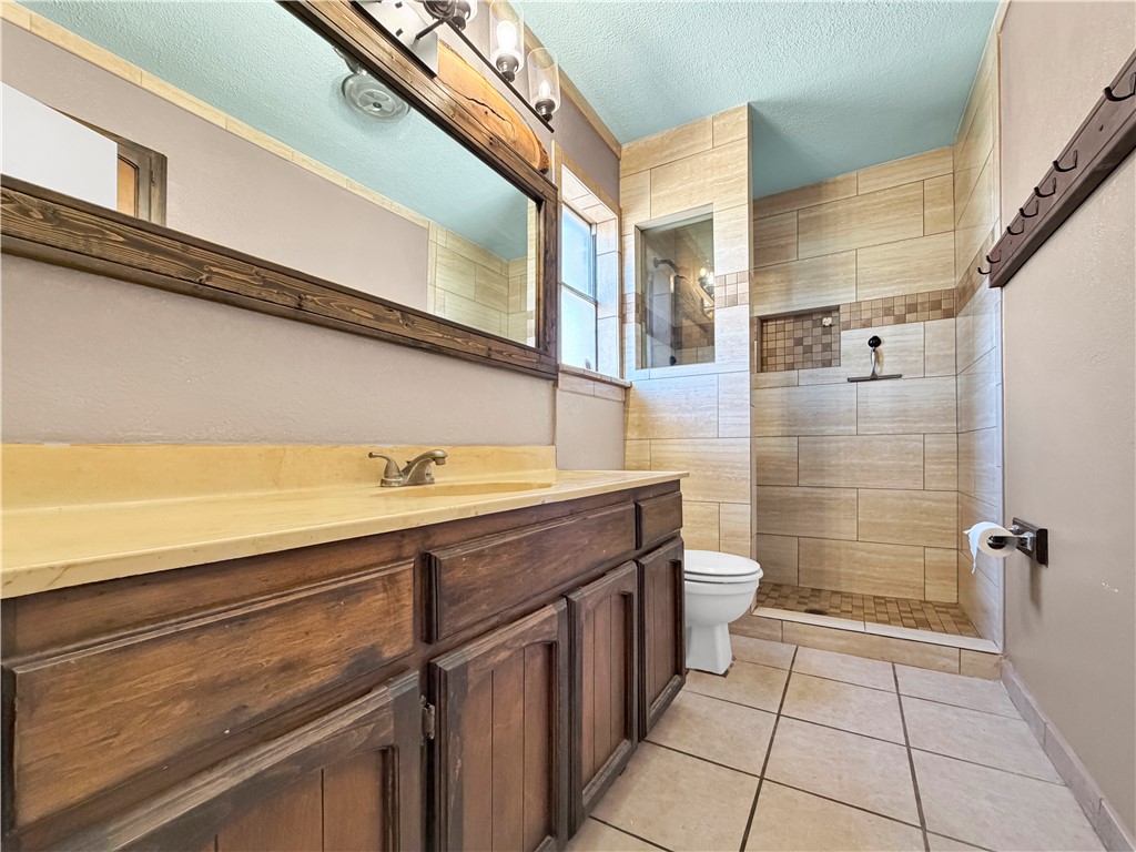910 Twite Circle Corpus Christi, TX 78418 - Photo 24 of 39 a bathroom with a sink a toilet and shower