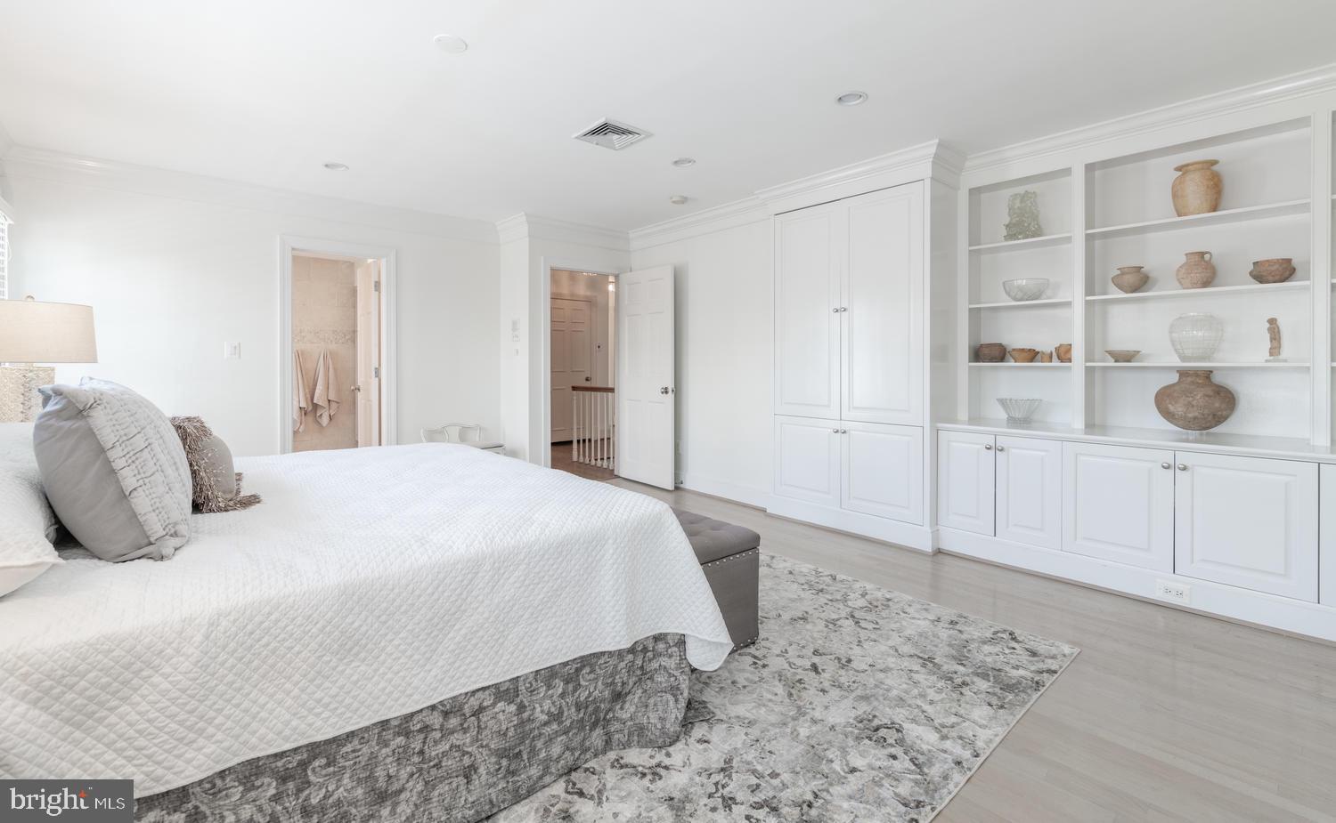 4004 Carson Place Alexandria, VA 22304 - Photo 49 of 93 Brilliant display wall