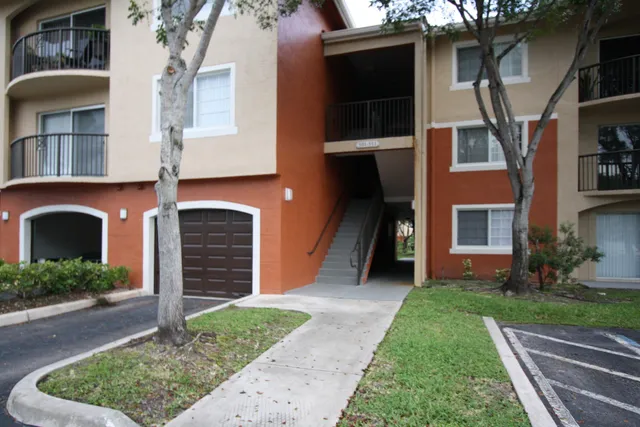 $1,950 | 4187 Haverhill Road, Unit 503, West Palm Beach, FL 33417