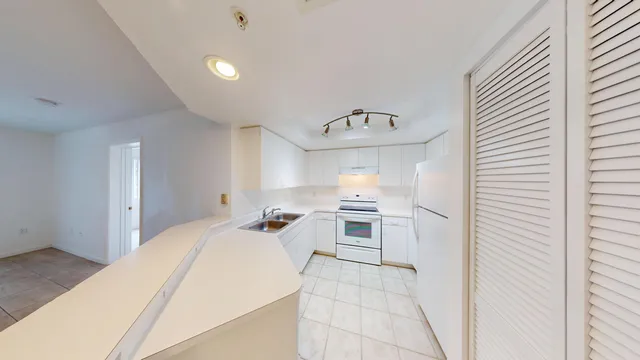 $1,950 | 4187 Haverhill Road, Unit 503, West Palm Beach, FL 33417