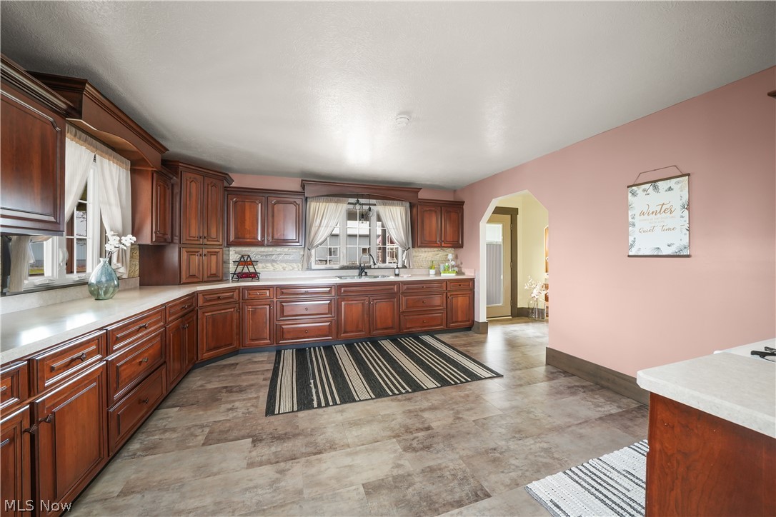 9561 Creaser Road North Bloomfield, OH 44450 - Photo 3 of 45 Kitchen with decorative backsplash and arched walkways