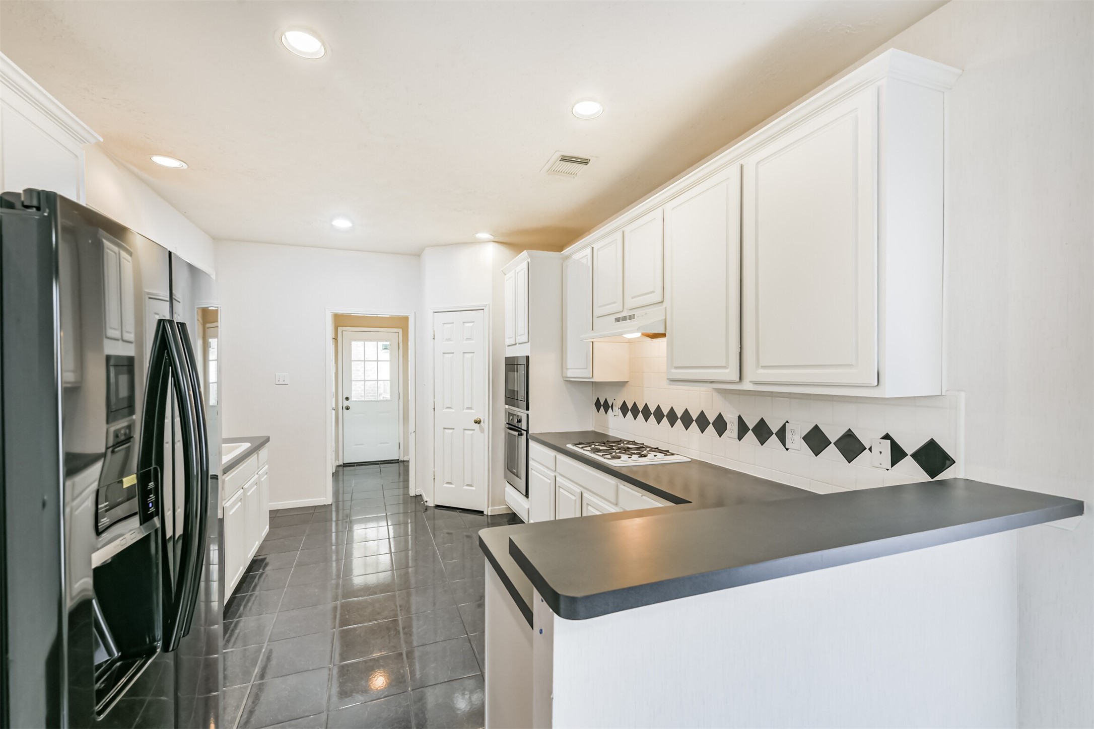 823 Hannock Glen Lane Spring, TX 77373 - Photo 20 of 48 a kitchen with refrigerator and window
