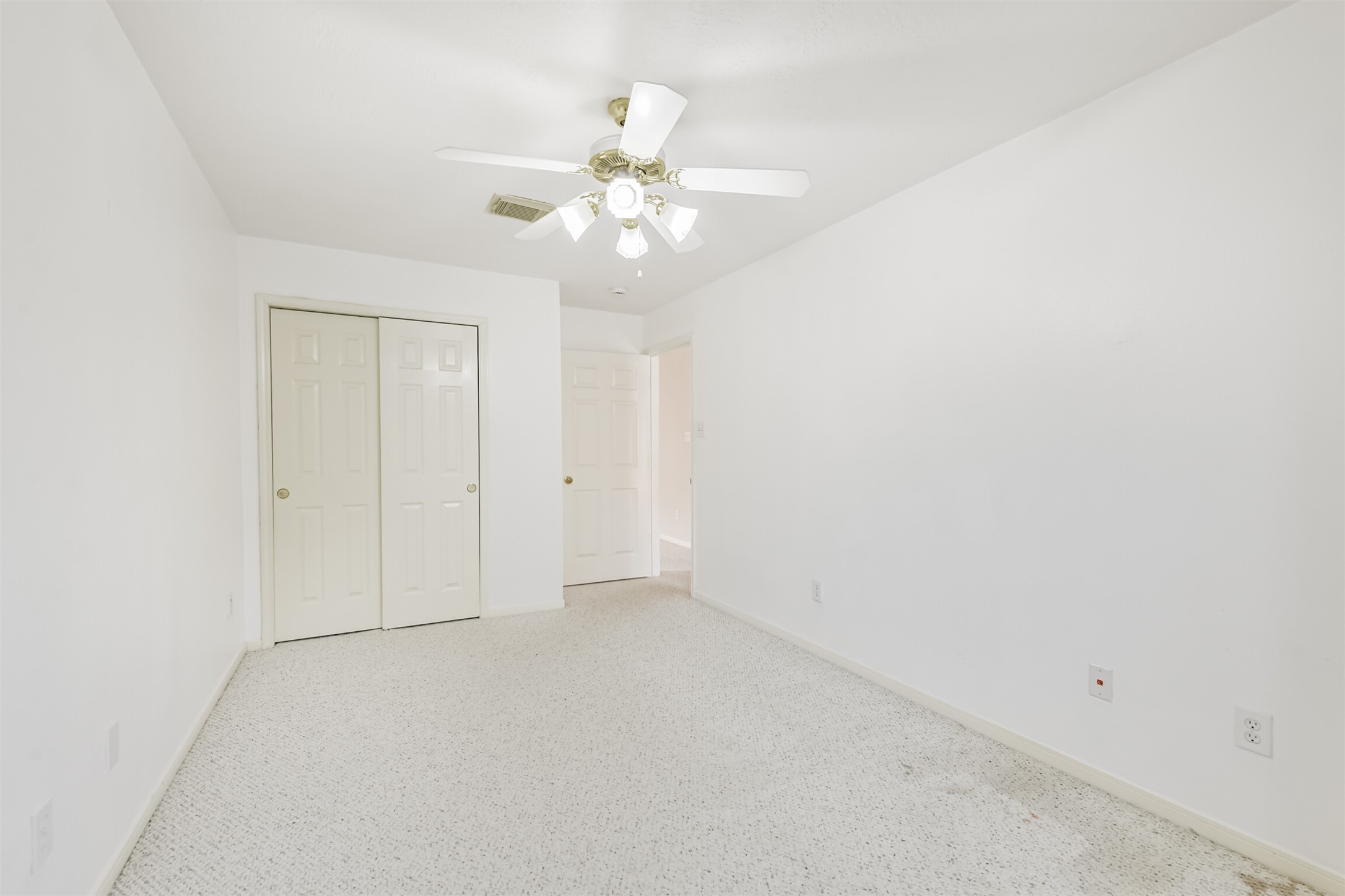 823 Hannock Glen Lane Spring, TX 77373 - Photo 42 of 48 an empty room with a chandelier fan and closet