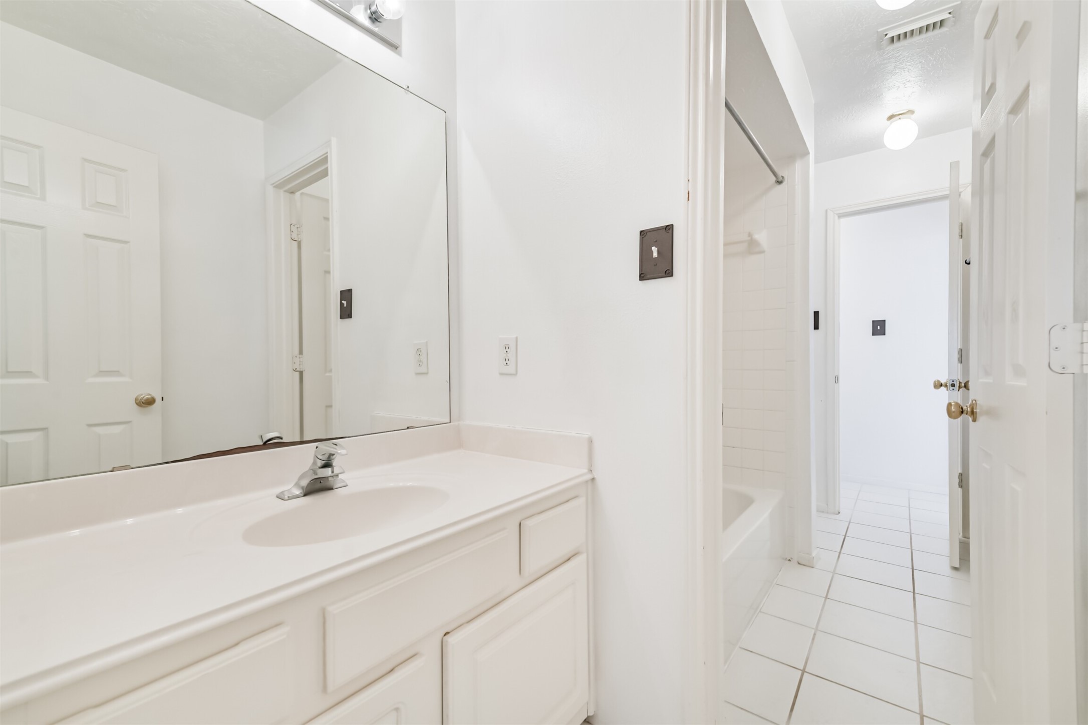 823 Hannock Glen Lane Spring, TX 77373 - Photo 43 of 48 a bathroom with a sink and a mirror
