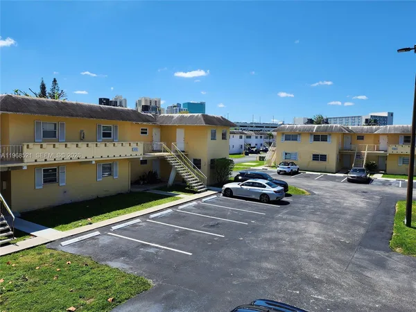 $2,200 | 7368 Southwest 82nd Street, Unit E216, Miami, FL 33143