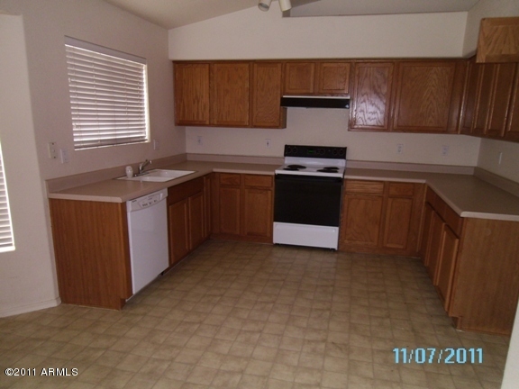 2129 East Temple Court Gilbert, AZ 85296 - Photo 3 of 7 3