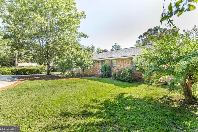 a view of a house with a yard