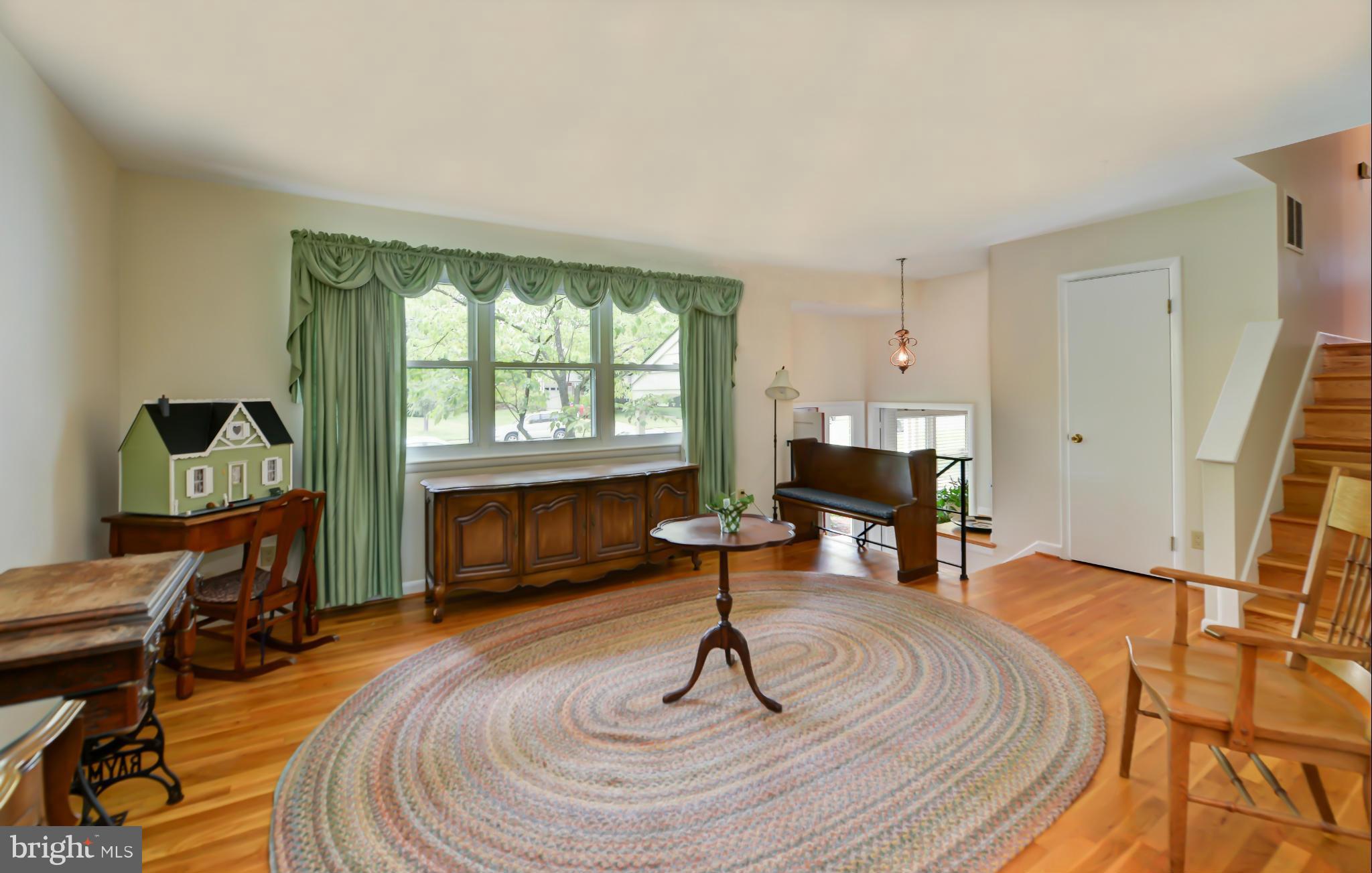8813 Battery Road Alexandria, VA 22308 - Photo 6 of 24 Living Room