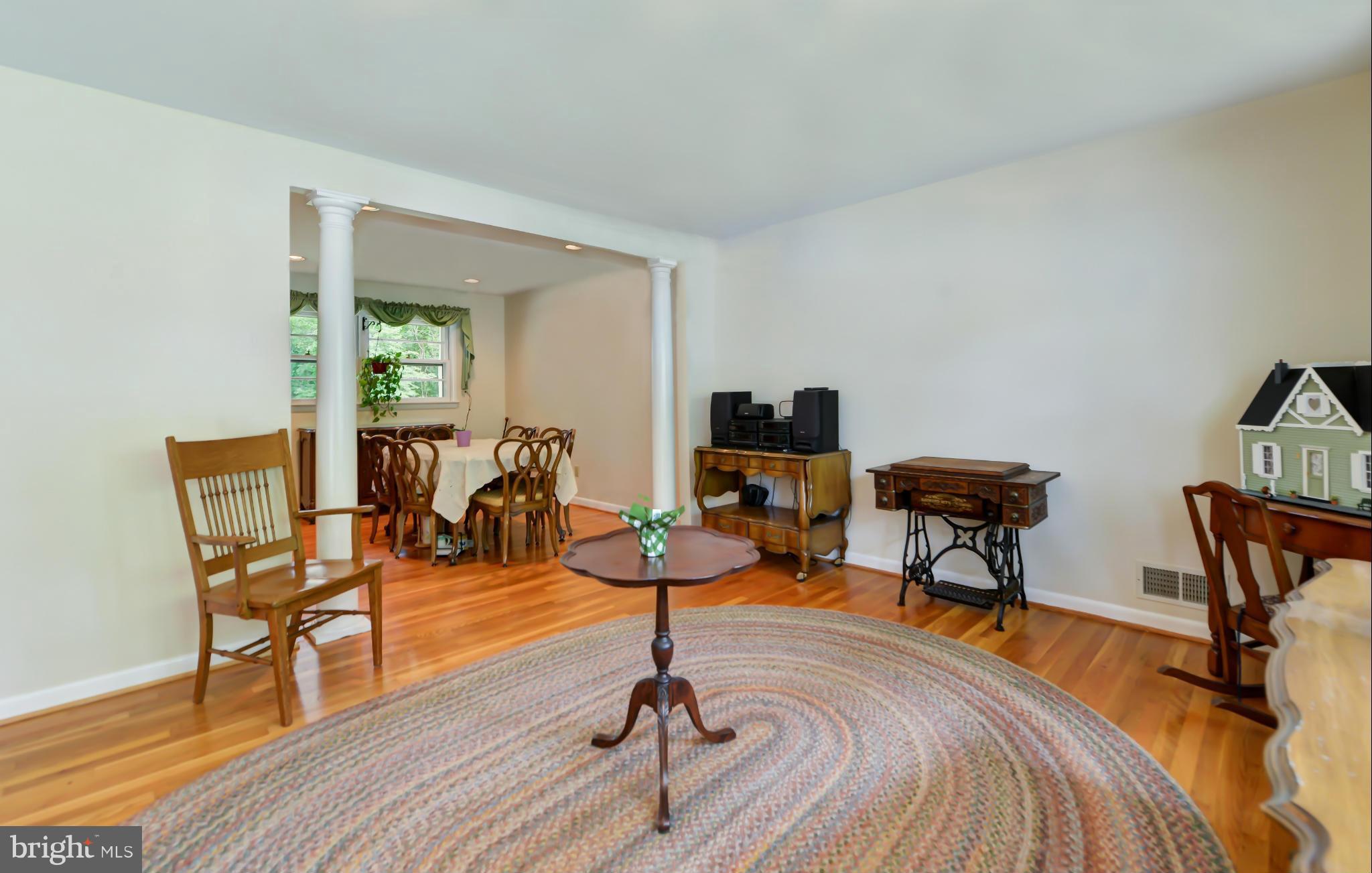 8813 Battery Road Alexandria, VA 22308 - Photo 7 of 24 Living Room
