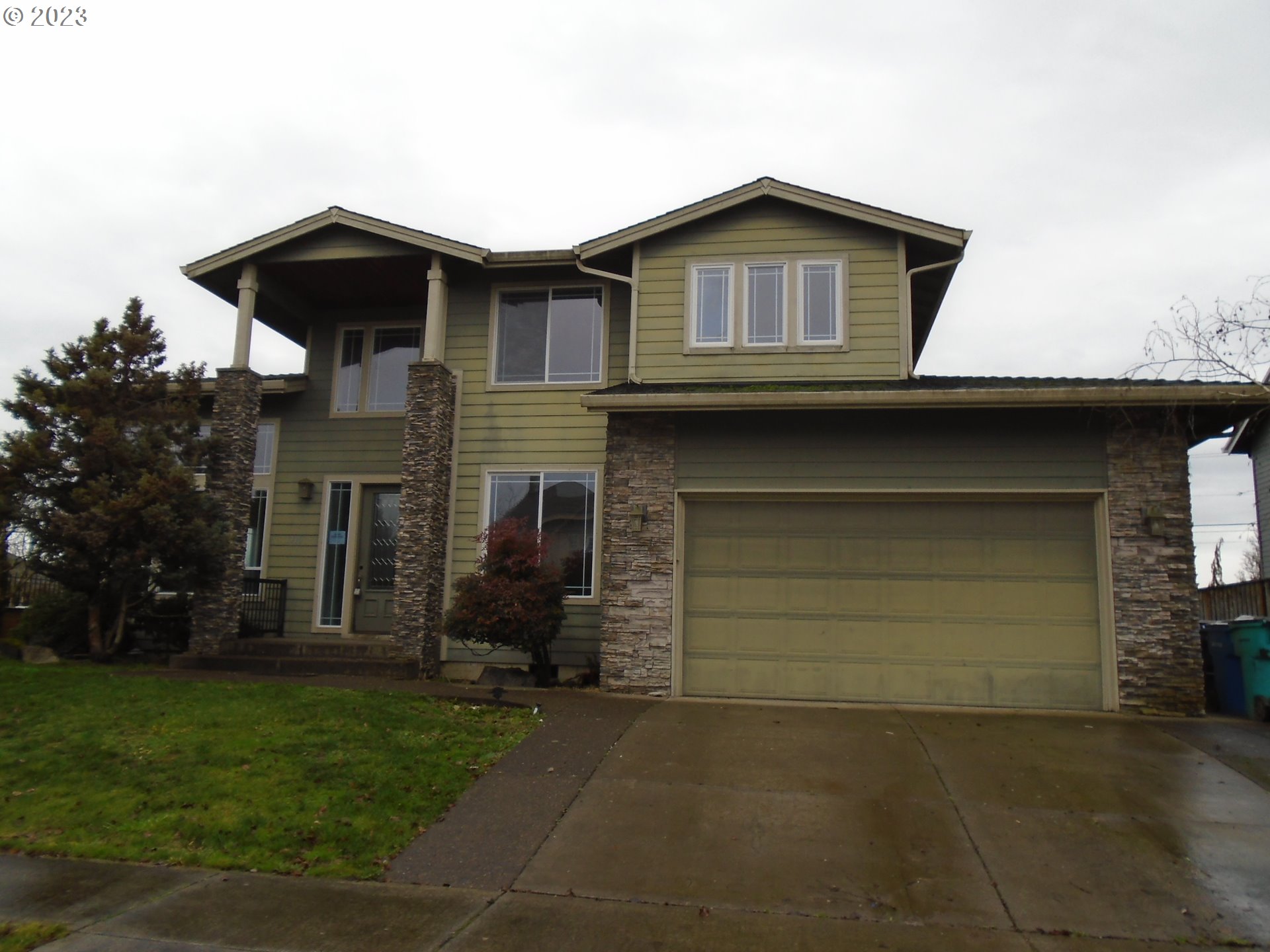 1710 South Dusky Drive Ridgefield, WA 98642 - Photo 1 of 16 a front view of a house with a yard and garage