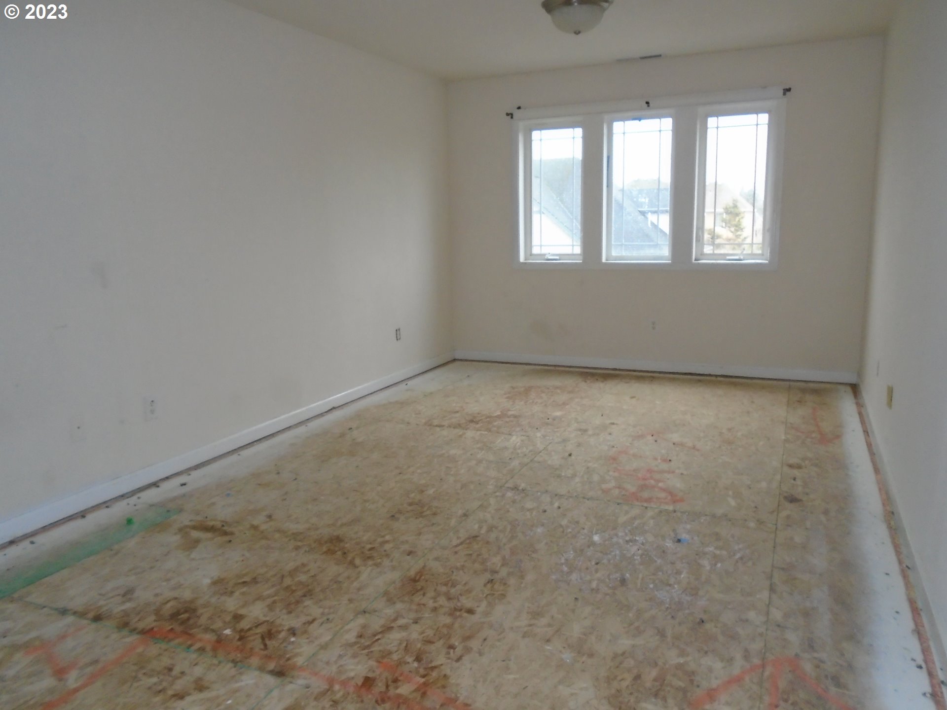 1710 South Dusky Drive Ridgefield, WA 98642 - Photo 11 of 16 an empty room with windows